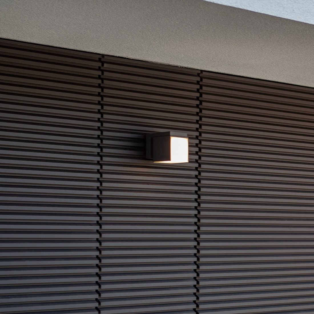 Lutec Cuba - buiten wandverlichting - 10 x 14,8 x 11,6 cm - 12,2W LED incl. - IP54 - donkergrijs