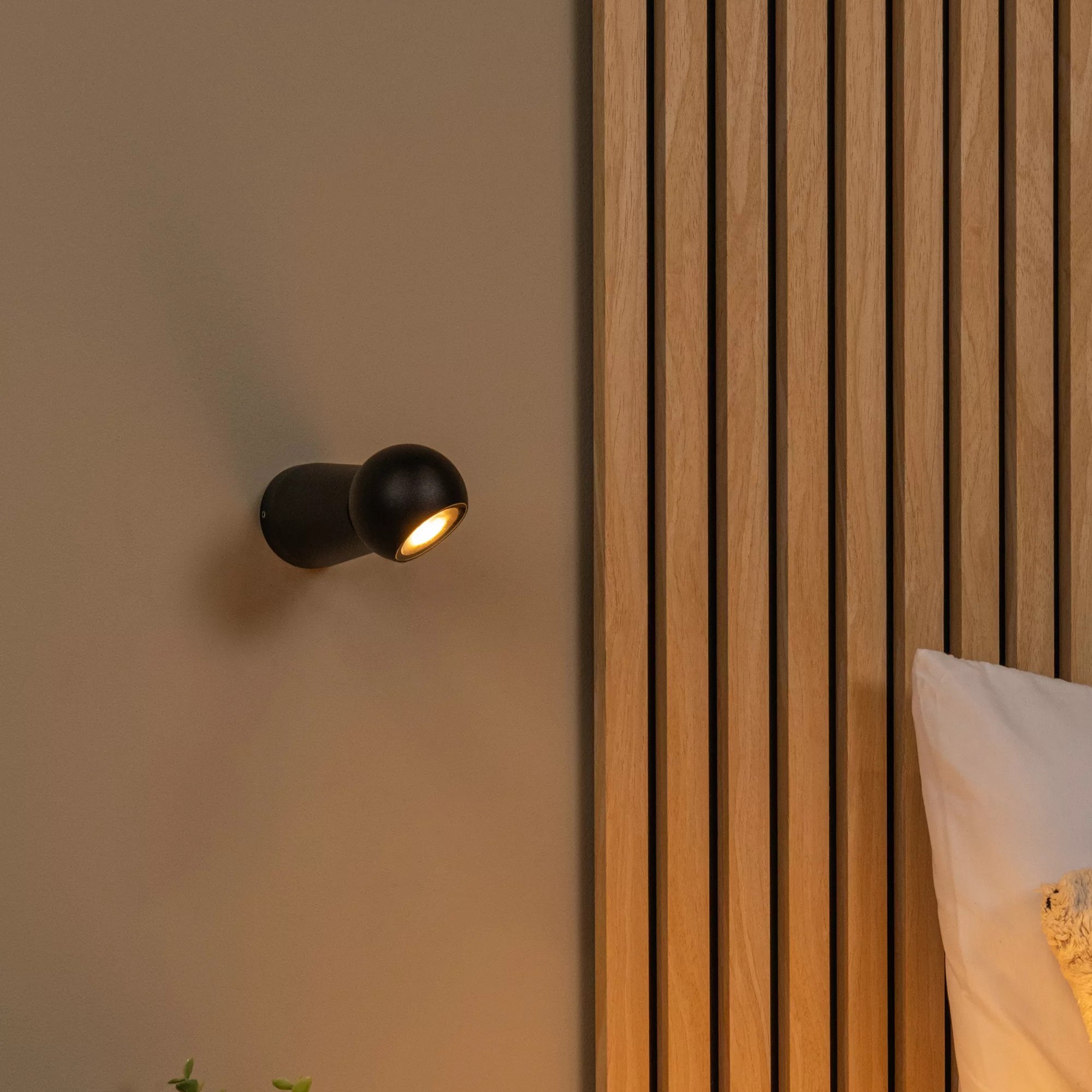 Lucide Ipsos - Buiten Wandlamp - Ø 6 X 15 Cm - 6W Led Incl. - IP54 - Zwart