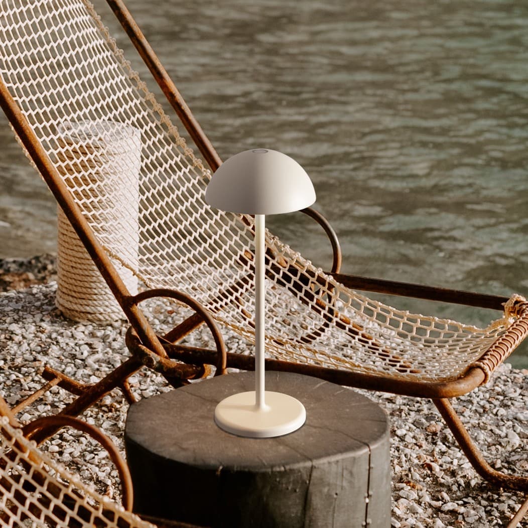 Nova Luce Rose - tafellamp met usb-poort - Ø 11,5 x 32 cm - 2W dimbare LED incl. - IP54 - zandwit