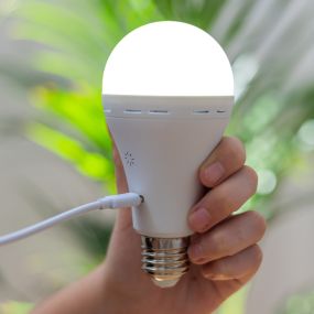 New Garden Lapera - oplaadbare dimbare E27 ledlamp met afstandsbediening - Ø 6,7 x 13 cm - E27 - 350lm - 3000 tot 6000K