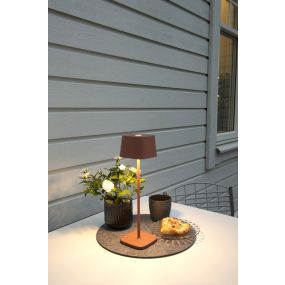 Konstsmide Capri - buiten tafellamp - 10 x 10 x 36 cm - 2,2W dim to warm LED incl. - oplaadbaar - IP54 - terracotta