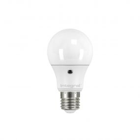 Integral LED-lamp met dag/nacht sensor - Ø 6 x 10,8 cm - E27 - 5,5W niet dimbaar - 2700K - melkglas