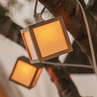 New Garden Vega - lichtslinger aansluitbaar via kabel of zonne-energie - 8 meter slinger waarvan 3 meter snoer - 10 LED-lampen incl. - IP44 - bamboe en wit