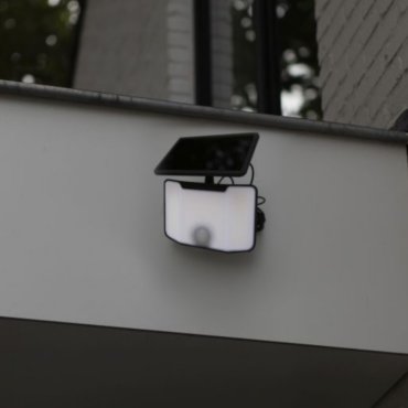 Lutec Kombo - verstraler met sensor op zonne-energie - 16 x 10,2 x 8,9 cm - 6W LED incl. - IP44 - zwart