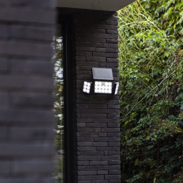 Lutec Tuda - buiten wandverlichting op zonne-energie met bewegingsmelder - slimme verlichting - Lutec Connect - 32,1 x 11,7 x 20,9 cm - 13W LED incl. - IP44 - zwart