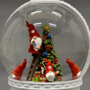 Konstsmide kerstverlichting - sneeuwlantaarn met 4 kerstmannetjes op batterijen - Ø 12,5 x 21 cm - antiek wit