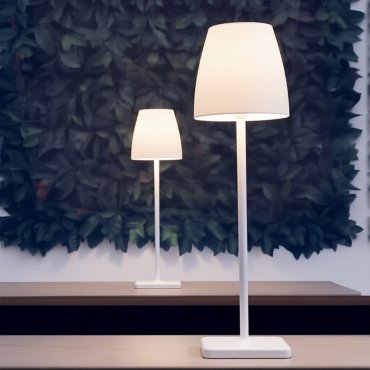 Nova Luce Colt - tafellamp met usb-poort - Ø 8 x 30 cm - 2W dimbare LED incl. - IP54 - zandwit