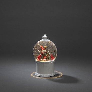 SHOWROOMMODEL - Konstsmide kerstverlichting - sneeuwlantaarn met 4 kerstmannetjes op batterijen - Ø 12,5 x 21 cm - antiek wit