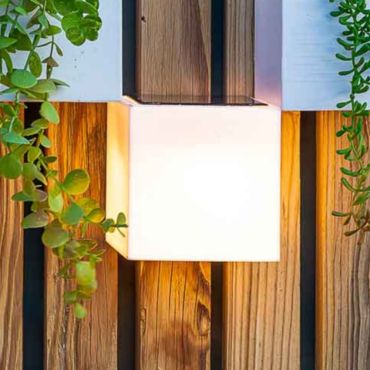 New Garden Wally - wandlamp op zonne-energie met afstandsbediening - 12 x 12 x 12 cm - 5W LED incl. - IP65 - wit - warm witte  lichtkleur