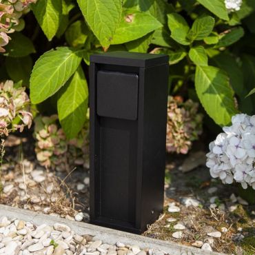 Lutec Mains - paaltje met stopcontact - 8 x 8 x 24 cm - IP54 - mat zwart - zijdelingse stopcontact (Nederlandse versie)
