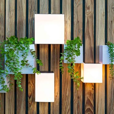 New Garden Wally - wandlamp op zonne-energie met afstandsbediening - 12 x 12 x 18 cm - 5W LED incl. - IP65 - wit - warm witte lichtkleur