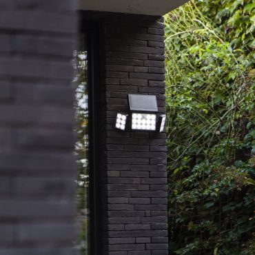 Lutec Tuda - buiten wandverlichting op zonne-energie met bewegingsmelder - slimme verlichting - Lutec Connect - 32,1 x 11,7 x 20,9 cm - 13W LED incl. - IP44 - zwart