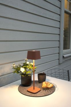 Konstsmide Capri - buiten tafellamp - 10 x 10 x 36 cm - 2,2W dim to warm LED incl. - oplaadbaar - IP54 - terracotta