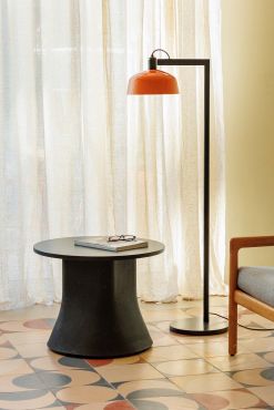 Faro Tatawin - vloerlamp - 30 x 47,7 x 148 cm - satijnzwart en glansroodachtigoranje