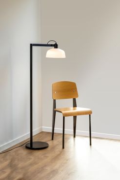 Faro Tatawin - vloerlamp - 30 x 47,4 x 148 cm - zwart en melkglas